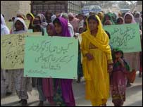 چند دن قبل ڈیرہ بگتی میں خواتین نے پہلی مرتبہ مظاہرہ کیا تھا (فائل فوٹو