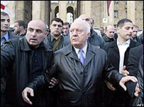 Shevarnadze foi recebido com ira pelas multidões em seu país