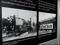 Exposição na estação de trens Potsdamer Platz, em Berlim