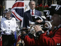 A rainha Elizabeth 2ª e o presidente americano George W. Bush