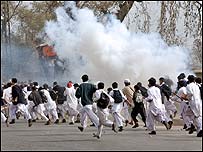 مظاہرین نے توڑ پھوڑ اور پتھراؤ بھی کیا۔