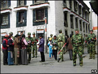 Policiais chineses em Lhasa, capital do Tibete
