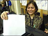 Iráčanka volí v Londýně