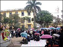 Giáo dân ở lại khuôn viên Tòa Khâm Sứ 