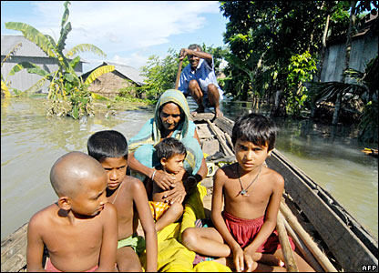 Người dân Bangladesh di chuyển trong nước lũ.