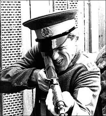 "На съемках фильма "Гулаг": на роль охранника пригласил знакомого повара с квадратной будкой, но тот запил и на съемку не явился. День съемки стоил 50 тыс. долларов. Пришлось мне одеваться вохрой и идти зверствовать перед объективом..."