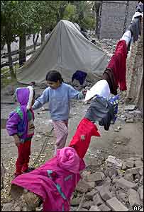 Crianças brincam perto de tenda em Bam