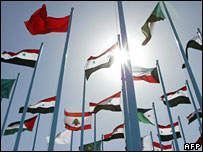 پرچم های لبنان و سوریه در کنار پرچم سایر کشورهای عربی