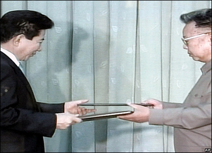 Lãnh đạo Nam Hàn, Roh Moo-hyun (bên trái) và Bắc Hàn, Kim Jong-il .