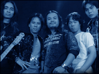 Trần Lập, người đứng giữa và các nghệ sĩ trong ban nhạc Bức Tường 