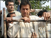 عمران خان کو حراست میں لیکر بعد میں چھوڑ دیا گیا