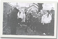 Alun Ffred AC yn torri'r dywarchen gyntaf