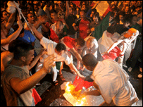Italianos comemoram na Praça Veneza em Roma