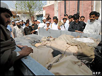 Corpos das vítimas do atentado deste domingo no Paquistão