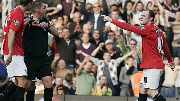 Wayne Rooney gets sent off at Fulham