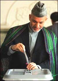 حامد کرزی در حال رای دهی