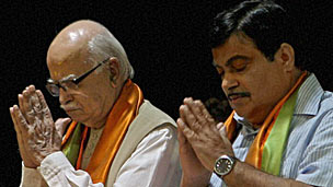 नितिन गडकरी और लालकृष्ण आडवाणी