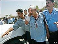 घायल इराक़ी सुरक्षाकर्मी