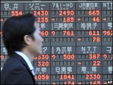 Nhà đầu tư theo dõi giá cổ phiếu