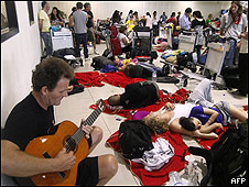 Pasajeros en el aeropuerto de Kuala Lumpur, Malasia