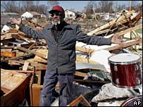 O pastor Lowvell Ross e os destroços de sua igreja na cidade de Springfield