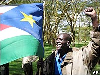 هوادار يکی از گروه های شورشی در کنيا شادمانی می کند