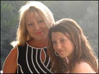 卧轨自尽东萨克森县妇女乔安娜（左）与女儿（右）的生前合影