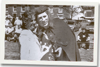 Keith Hanson yn ennill cwpan am y gorau yn adran yr oedolion yng ngharnifal Cribyn. Gydag ef mae Gillian Elisa, y beirniad.