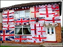 满挂英格兰旗帜的房子