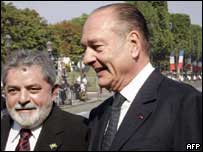 Lula e Chirac durante o desfile em Paris