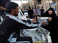 Xiitas em Bagdá doam comida para membros carentes da comunidade