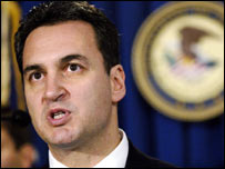 Michael Garcia, prokurátor newyorského jižního distriktu oznamuje zatčení tří mužů včetně Koženého