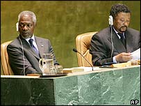 کوفی عنان (چپ)