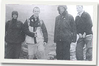 Steffan Smith (ail o'r chwith) a'i gyd-ddringwyr.