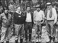 Marulanda (segundo da esq. para a dir.) com camponeses nos primeiros anos das Farc