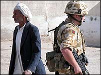 Iraquiano e soldado americano no Iraque