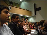 Sinh viên trường LSE lắng nghe bài giảng của TS Kim Howells