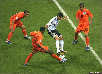 阿根廷队里克尔梅被荷兰队员重重包围