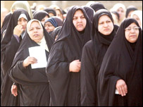 Oy vermek için sıra bekleyen Iraklılar