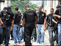 Policiais patrulham favela carioca