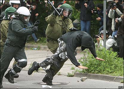 Cảnh sát đuổi theo một người biểu tình trên đường phố Rostock