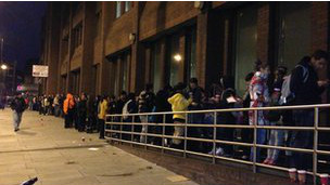 留学生连夜排队