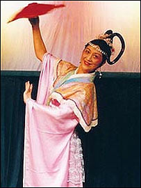 از ميان آنها نمايش پايتخت يا چينگ شی ching- his که به اپرای پکنی هم معروف است در داخل و خارج سرزمين پهناور چين از شهرت بسيار بيشتری برخوردار است.