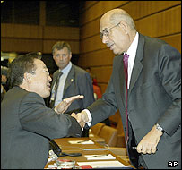 نماينده کره جنوبی در شورای حکام آژانس بين المللی انرژی اتمی (سمت چپ) پيش از رأی مثبت به قطعنامه شورا عليه ايران با مديرکل آژانس گفتگو می کند