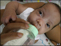 Criança que foi abandonada em Minas Gerais é alimentada