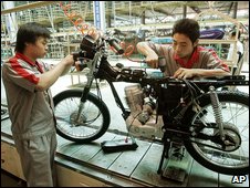 Китайські робітники на виробництві 