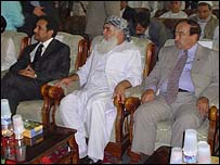 احمد ضيا مسعود (سمت چپ) معاون رييس جمهور، اسماعيل خان والی سابق هرات و وزير انرژی افغانستان (وسط) و مير محمد صديق وزير معادن و صنايع، در مراسم گشايش شهرک صنعتی هرات