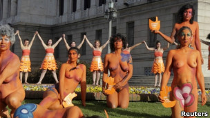 Protesto de mulheres uruguaias em defesa de lei de aborto (Reuters)