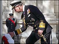 Princ Charles klade věnce