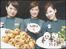 Ba nhân viên hàng không với chủ đề gấu trúc trước khi món quà được chuyển tới Đài Loan